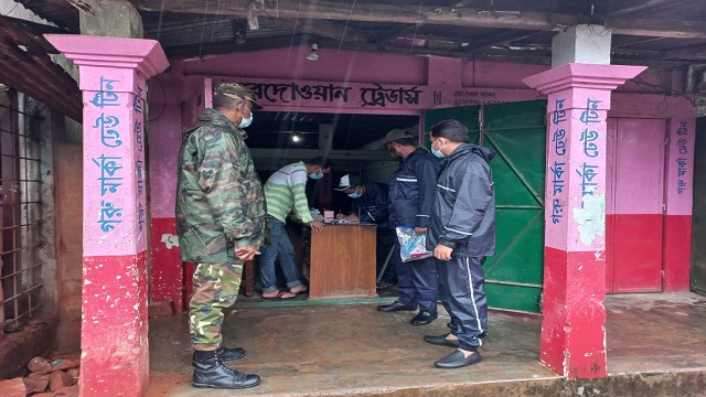 দোয়ারাবাজারে লকডাউনে অভিযান ও জরিমানা আদায়