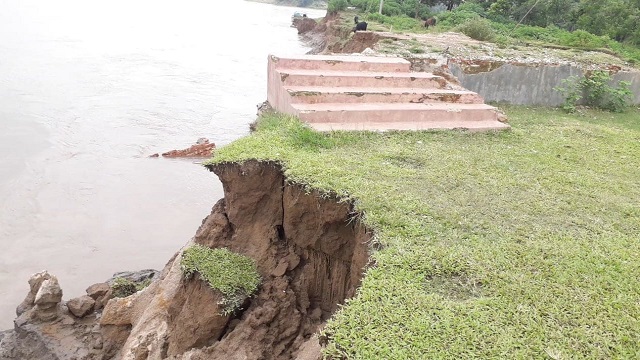 চেলা নদীতে ড্রেজিং পদ্ধতিতে বালু উত্তোলন দোয়ারাবাজারে অব্যাহত ভাঙনে হুমকির সম্মুখীন শতাধিক পরিবার