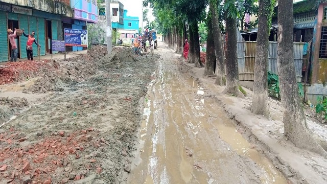 দোয়ারাবাজারে রাস্তা সংস্কারে অনিয়ম : ব্যবহার করা হচ্ছে নিম্নমানের ইট, ইটের খোয়া (কংক্রিট) ও কালো মাটিযুক্ত ভরাট বালু