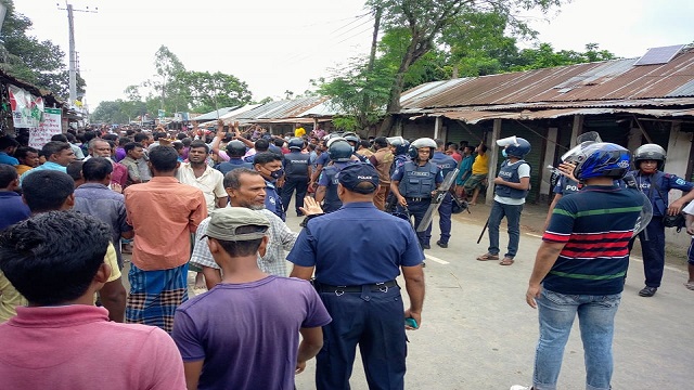 গাইবান্ধায় রোকন হত্যার প্রতিবাদে অভিযুক্তদের বাড়ি ও ব্যবসা প্রতিষ্ঠানে অগ্নিসংযোগ