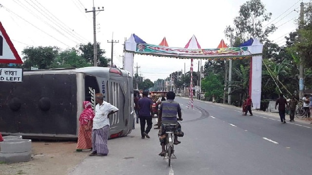 মাঝ রাস্তায় তোড়ণের খুঁটি দেওয়ায় যাত্রীবাহী বাস উল্টে শিশুসহ ৪ জন আহত