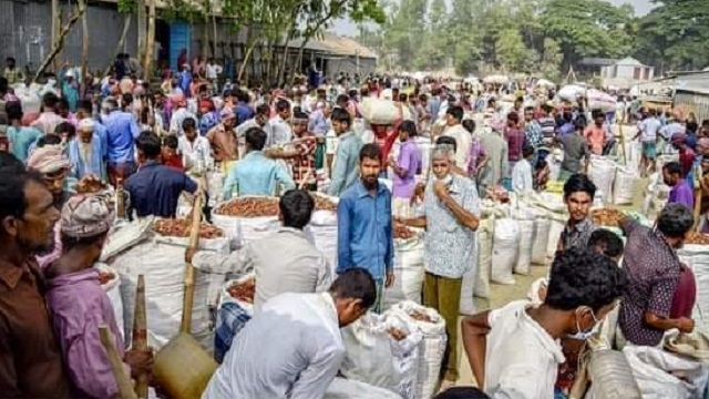 গাইবান্ধার হাট-বাজারগুলোতে নেই স্বাস্থ্যবিধি, বাড়ছে করোনা সংক্রমণের ঝুঁকি