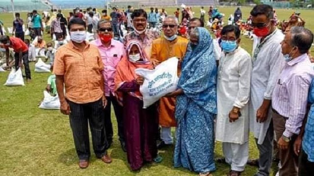 গাইবান্ধায় ৩শ’ কর্মহীন অসহায় মানুষ পেল প্রধানমন্ত্রীর উপহার