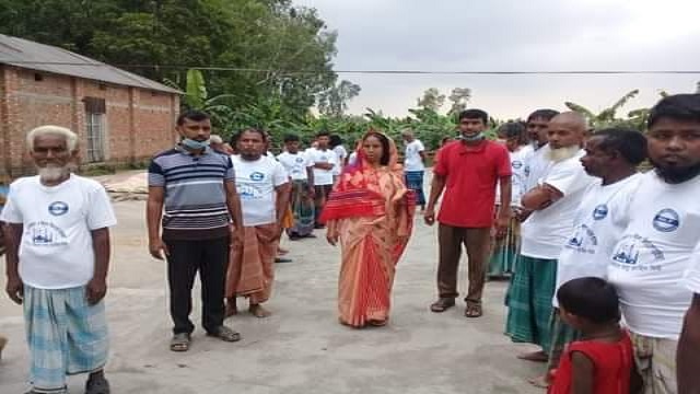  অসহায় ও দরিদ্র পরিবারের মাঝে টি-শার্ট ও ঈদ উপহার সামগ্রী বিতরণ