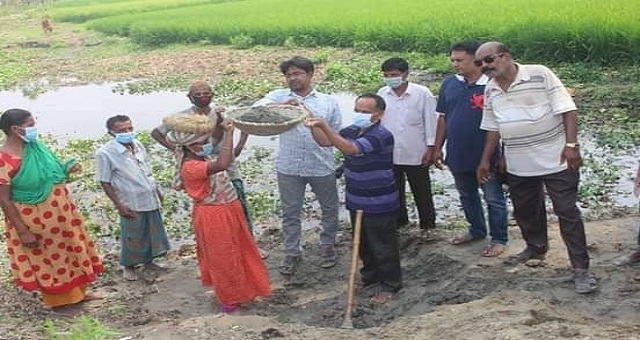 পলাশবাড়ীতে অতি দরিদ্রদের জন্য  কর্মসংস্থান  কর্মসূচি প্রকল্পের কাজের উদ্বোধন