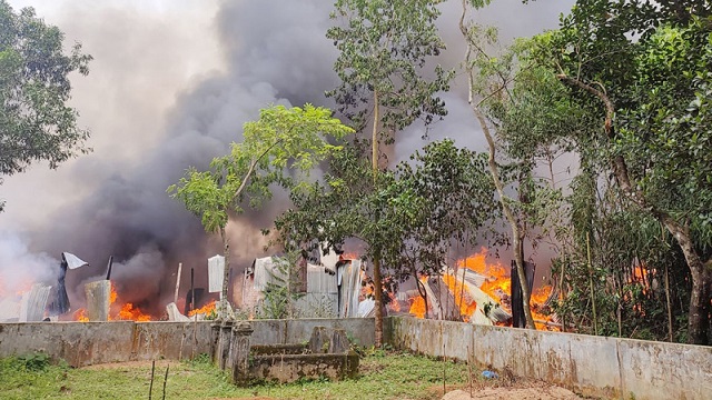 গাজীপুরের ঝুট গুদামে ভয়াবহ আগুন