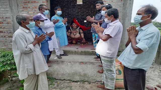 ঘোড়াঘাট উপজেলা চেয়ারম্যানের রোগ মুক্তি কামনায় হিন্দু ধর্মাবলম্বীদের প্রার্থনা অনুষ্ঠিত