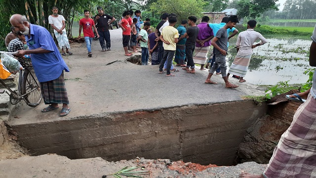 ঘোড়াঘাটে রাণীগঞ্জ-ভর্নাপাড়া সড়কটি প্রবল বর্ষনে ব্রিজটির দুই ধার ধসে গিয়ে চলাচল বন্ধ।