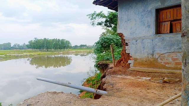 ঘোড়াঘাটে করতোয়া নদীর বাঁধ ভেঙ্গে বিলীন হতে চলেছে ঘোড়াঘাট বন্দর