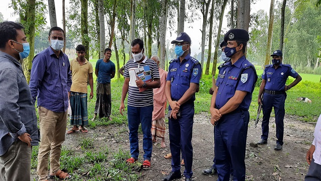 ঘোড়াঘাটে এক অসহায় মহিলার বাড়ি নির্মাণ করে দেয়ার জমি পরিদর্শন করেন জেলা পুলিশ সুপার।