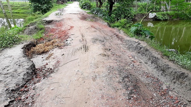 ঘোড়াঘাটে পার্বতীপুর-কুলানন্দপুর সড়কটির মেরামত না হওয়ায় এভাবেই ব্যাপক গর্তের সৃষ্টি হয়েছে।