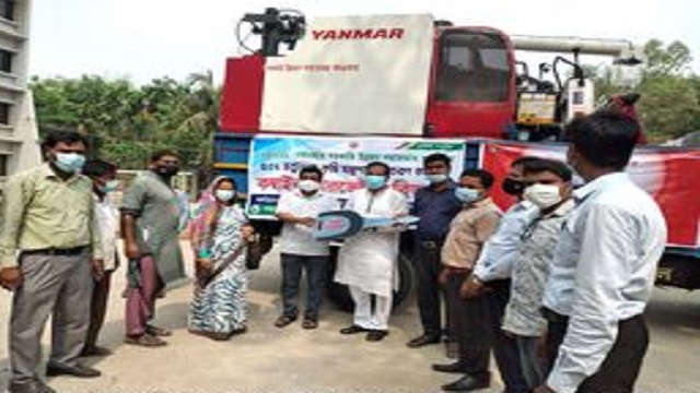 ঘোড়াঘাটে সিআইজি কৃষক দলের মাঝে কম্বাইন হারভেস্টার বিতরণ করেন, উপজেলা চেয়ারম্যান আব্দুর রাফে খন্দকার শাহানসা।