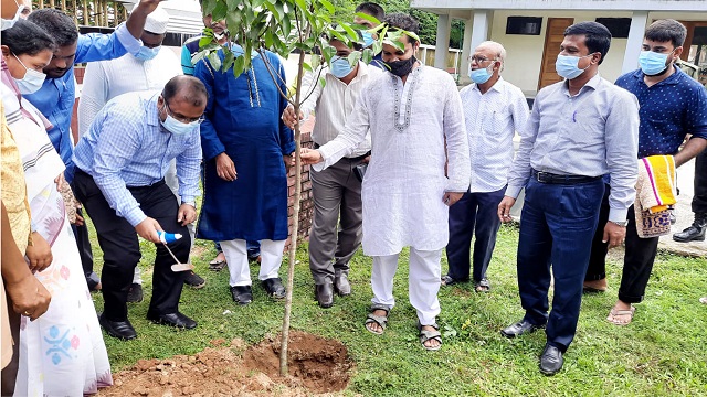 মতবিনিময় সভা শেষে বঙ্গবন্ধুর মুড়লের পাশে বকুল গাছের চারা রোপণ করেন জেলা প্রশাসক