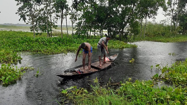 গোপালগঞ্জে চার লক্ষাধিক টাকার অবৈধ জাল জব্দ করে পুড়িয়ে নষ্ট