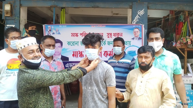 মুকসুদপুরে সাত হাজার মাস্ক বিতরণ করলেন এ্যাড. মোস্তাফিজুর রহমান