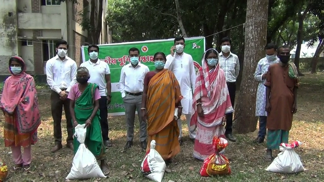 হাকিমপুরে ক্ষুদ্র জনগোষ্ঠীর মাঝে পুষ্টি খাদ্য বিতরণ