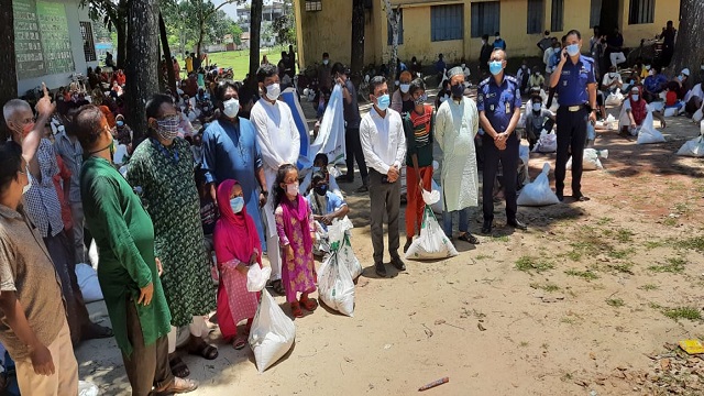 হিলিতে ৩০০শ অসহায় পরিবারকে খাদ্য সামগ্রী দিলেন কালের কণ্ঠের শুভ সংঘ