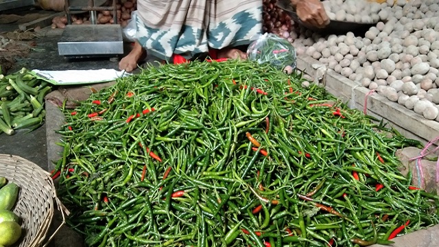 আমদানি শুরুর পরেও হিলিতে কমছে না কাঁচা মরিচের দাম।