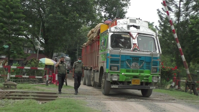 হিলি স্থলবন্দর দিয়ে আমদানি রপ্তানি শুরু 