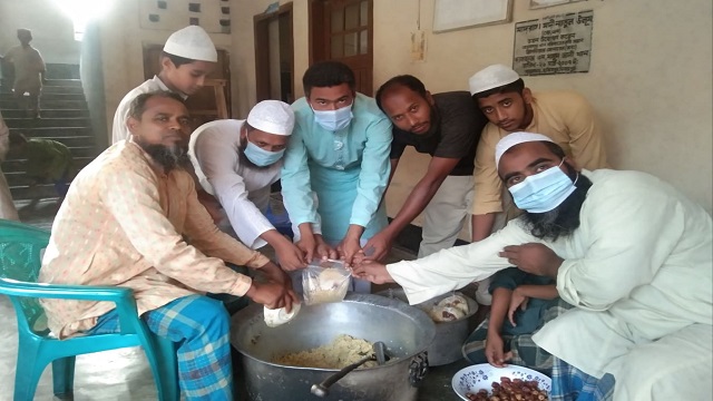 প্রতিদিন ৫০ টি পরিবার পাচ্ছে “পাশে আছি,পাশে থাকবো” সংগঠনের ইফতার