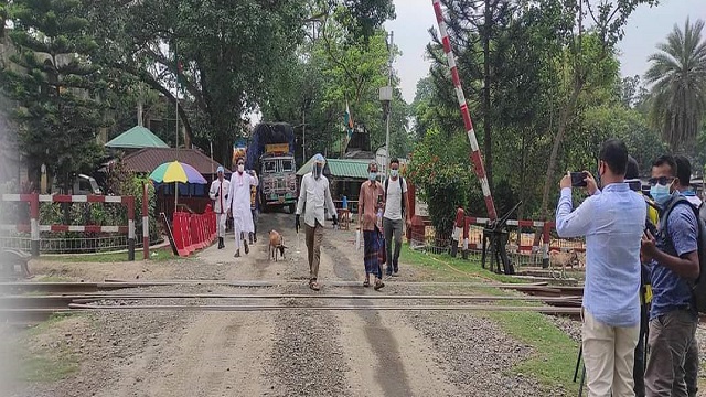 হিলি ইমিগ্রেশন দিয়ে দেশে ফিরলেন ভারতে আটকে পড়া ১৭ বাংলাদেশী