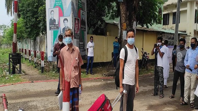 হিলি স্থলবন্দর দিয়ে ফিরলেন ভারতে আটকে পড়া ৩৭ বাংলাদেশি