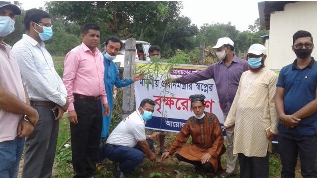 আশ্রয়ণ কেন্দ্রে চুনারুঘাট প্রেসক্লাবের বৃক্ষ রোপণ