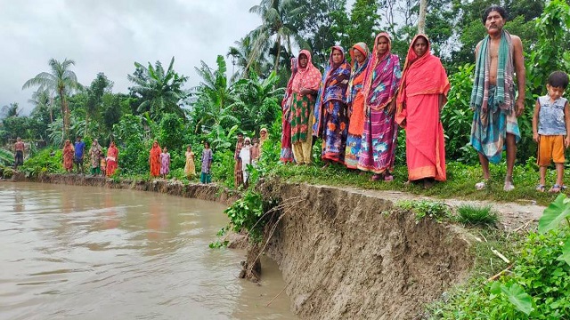 মাদারীপুরের কালকিনিতে আড়িয়াল খাঁ নদীগর্ভে বিলীন অর্ধশতাধিক বসতবাড়ি, বাঁধ নির্মাণের দাবিতে মানববন্ধন