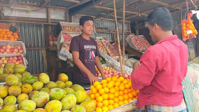 স্কুল বন্ধ, তাই বাবাকে সহযোগিতা করছি - কালকিনির স্কুলছাত্র রাকিব’