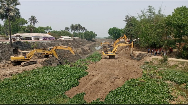 দখলদারের কারণে ক্ষতিগ্রস্ত বৈধ বসবাসকারীরা