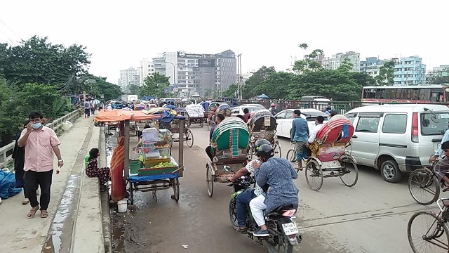 প্রাইভেট গাড়ির পাশাপাশি সড়কে দেখা গেছে রিকশা ও মোট্র সাইকেলের আধিক্য। মানুষ রিকশায় করে বেশি ভাড়া দিয়ে নিজসে গন্তব্য যাচ্ছে। ছবিটি রাজধানীর রামপুরা এলাকা থেকে তোলা। 