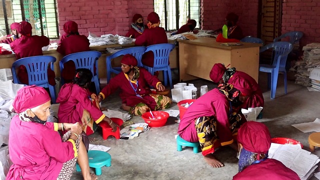 কোটালীপাড়ায় প্যাকেজিং ফ্যাক্টরিতে চাকুরী পাওয়া ৪৩ ভিক্ষুক বেতন পেলেন