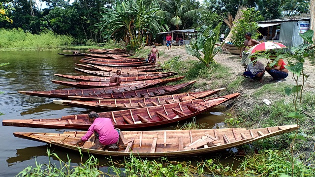 কোটালীপাড়ায় নৌকার হাটে করোনার থাবা