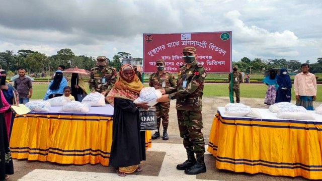 কোটালীপাড়ায় ও টুঙ্গিপাড়ায় সেনাবাহিনীর ত্রাণ বিতরণ