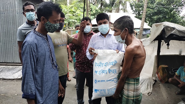 বৃষ্টিতে ভিজে অসহায় ব্যক্তির বাড়িতে খাদ্যসামগ্রী পৌছে দিলেন ইউএনও