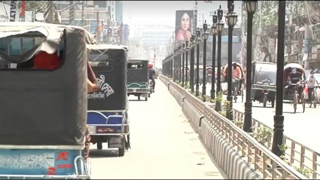 লকডাউনের মধ্যেও কুষ্টিয়া শহরে অবাধে ইজি বাইক, রিক্সা, প্রাইভেট, যাত্রী বাহি সিএনজিসহ বিভিন্ন গণপরিবহন চলাচল করছে