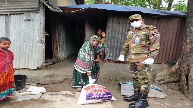 লক্ষ্মীপুরে কর্মহীন ও অসহায় মানুষের পাশে সেনাবাহিনী