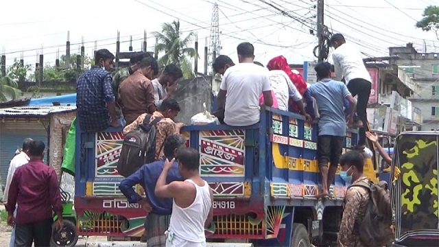 লক্ষ্মীপুর মজুচৌধুরীর ঘাটে যাত্রীদের ভিড়