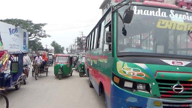 লক্ষ্মীপুরে গণপরিবহন চলাচল শুরু, শর্ত থাকায় যাত্রী কম