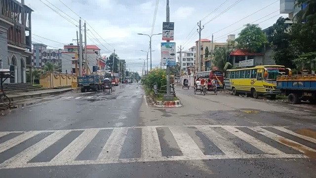 লকডাউনের প্রথম দিনে বেড়েছে ছোট যানবাহন ও মানুষের যাতায়াত