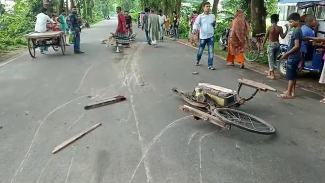 মাদারীপুর সড়ক দুর্ঘটনায় ভ্যান চালক নিহত, দুই ঘণ্টা সড়ক অবরোধ