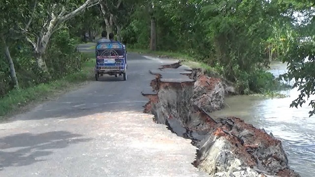 মাদারীপুরের রাজৈরে নদীগর্ভে বিলীন হচ্ছে পাকা সড়ক