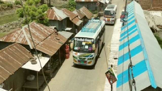 মাদারীপুরে স্বাস্থ্য বিধি উপেক্ষা করে কালকিনির ডাসার সড়ক দিয়ে চলছে বরিশাল- মাওয়া রুটের গাড়ি