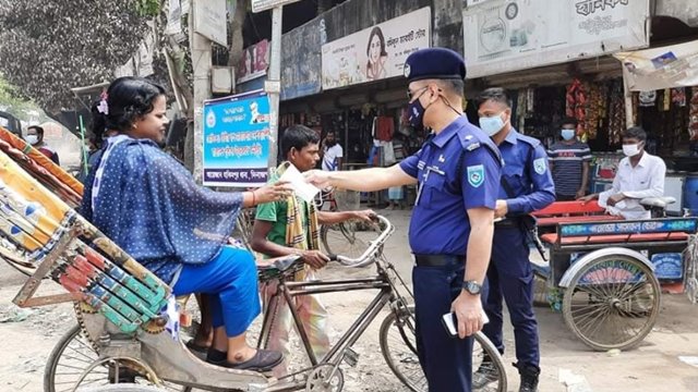 হিলি বন্দরে পথচারীদের মাস্ক দিলেন ওসি ফেরদৌস ওয়াহিদ