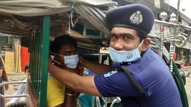 মুকসুদপুরে করোনা মোকাবেলায় মাস্ক বিতরণ ও জনসচেতনতা মূলক প্রচারণা