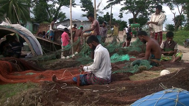 লক্ষ্মীপুরে নিষেধাজ্ঞার দুই মাস পর মেঘনায় মাছ শিকারের জন্য প্রস্তুতি নিচ্ছে জেলেরা।