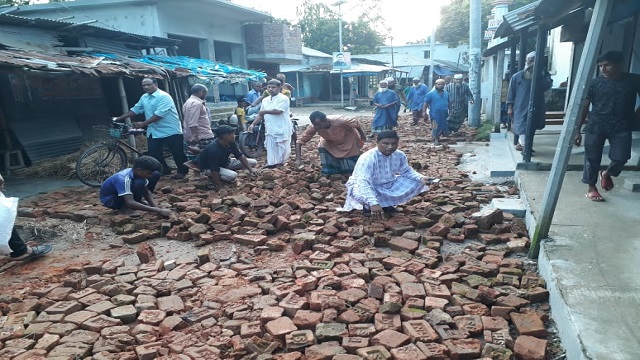 সৈয়দপুরে সমাজ সেবক শামসুল হক সরকারের উদ্যোগে রাস্তা সংস্কার