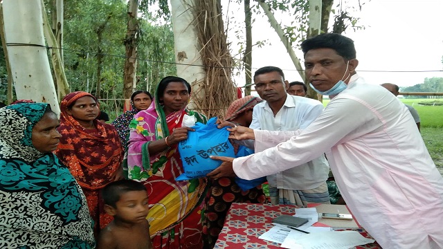 অধ্যক্ষ জনাব মোজাফফর হোসেনের ব্যক্তিগত উদ্যোগে চাল বিতরণ