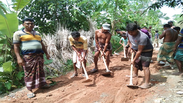 মান্দায় জোতবাজার বনিক সমবায় সমিতি লিঃ এর সহযোগিতায় স্বেচ্ছাশ্রমে রাস্তা মেরামত