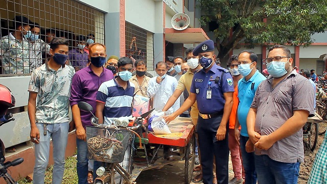 ঘরে থাকার প্রতিশ্রুতিতে পাবনায় ভ্যানচালকদের মাঝে চাউল বিতরণ